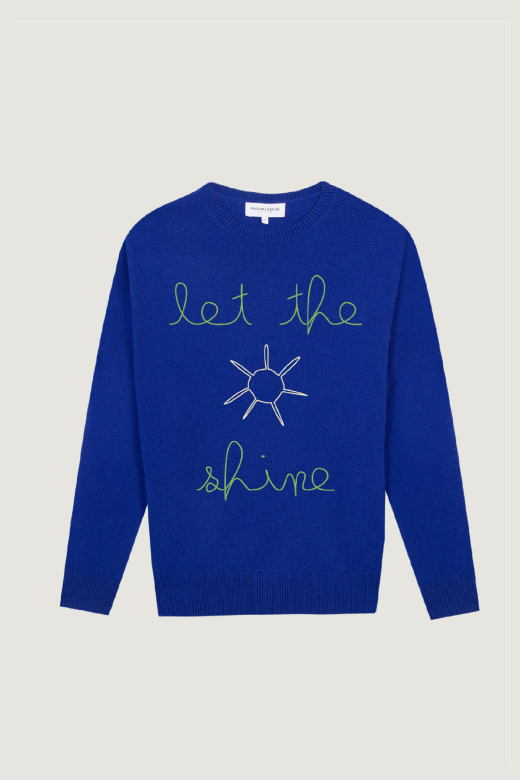 Auf dem Bild ist ein Pullover zu sehen, auf dem "let the shine shine" steht. Er ist in einem leuchtenen blau. Die Schrift ist gelb.
